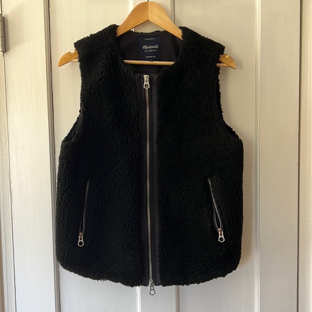 Fleece vest hi-low hem